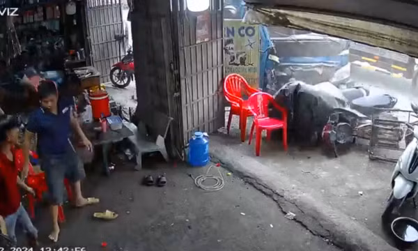 Xe tải húc đổ cột điện, tông thêm 3 xe máy tại Củ Chi