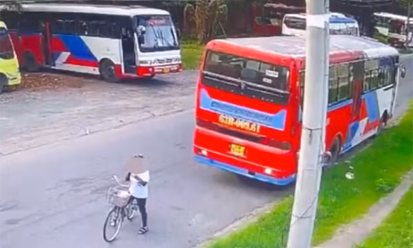Bắt tài xế lùi xe khách làm chết người phụ nữ đang nghe điện thoại