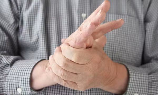 Tê tay chân là dấu hiệu nguy hiểm, làm sao để giữ ấm khi trời lạnh?