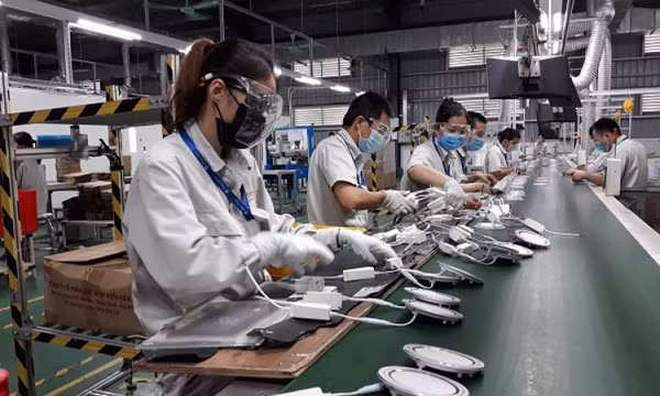 Sản xuất tháng 11 tăng chậm lại vì cầu thế giới giảm