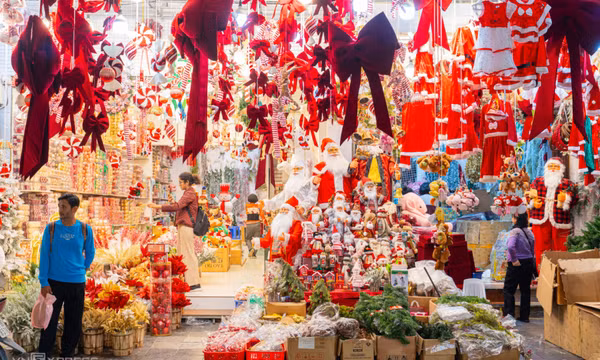 Phố phường Hà Nội tràn ngập sắc màu Giáng sinh