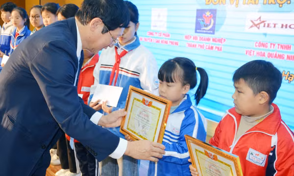 Tôn vinh 20 nhà bảo trợ tiêu biểu, biểu dương 100 người khuyết tật, trẻ mồ côi vượt khó vươn lên