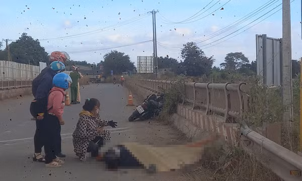 Xe máy tông vào thành cầu, người đàn ông tử vong tại chỗ
