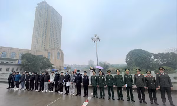 Trao trả 8 người Trung Quốc nhập cảnh trái phép vào Việt Nam
