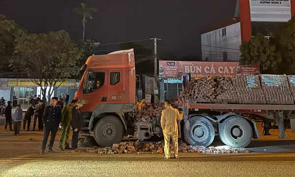 Thiếu niên chạy xe máy 'kẹp ba' lao vào gầm ô tô đầu kéo, 1 người tử vong