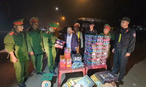 Khởi tố đối tượng chở hơn tạ pháo lậu, xuất trình thẻ nhà báo giả