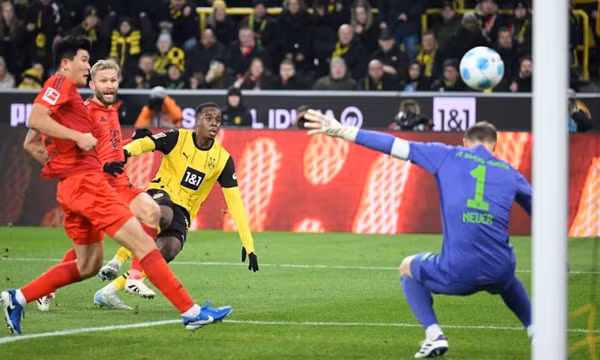 Bayern thoát thua Dortmund