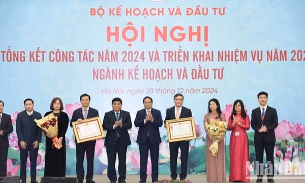 Tiên phong trong đổi mới tư duy, xây dựng thể chế, huy động mọi nguồn lực cho phát triển đất nước