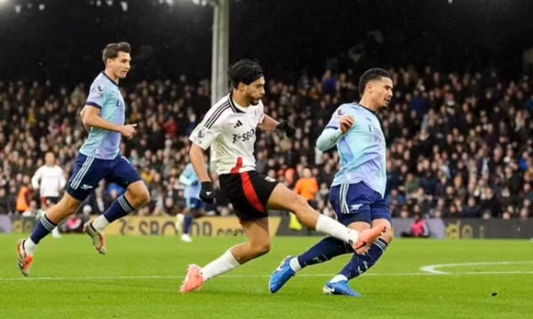 Arsenal bị chia điểm ở Ngoại hạng Anh