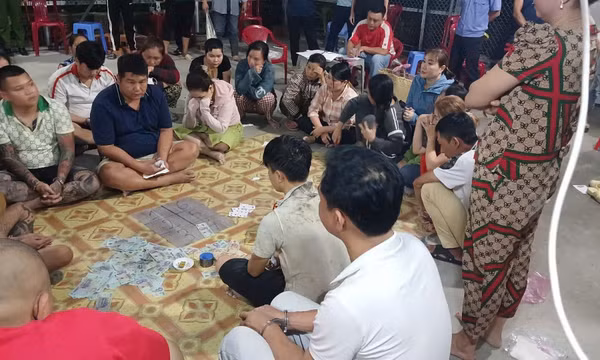 Cảnh sát bao vây sòng bạc, bắt giữ 44 đối tượng ở Long An