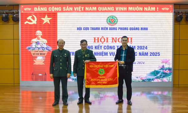 Trao 20 Kỷ niệm chương Cựu Thanh niên xung phong Việt Nam