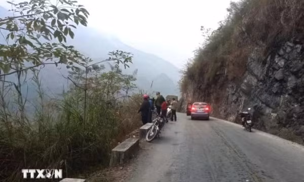 Hà Giang: Xe ôtô lao xuống vực sâu 200m, khiến 2 người thương nặng
