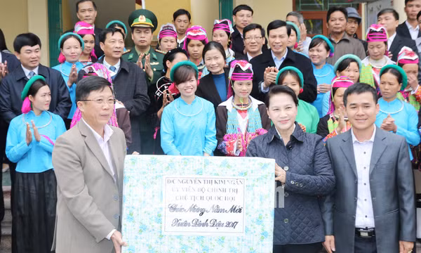 Chủ tịch Quốc hội Nguyễn Thị Kim Ngân thăm, tặng quà quân và dân các xã biên giới Hải Hà, Móng Cái, tháng 1-2017
