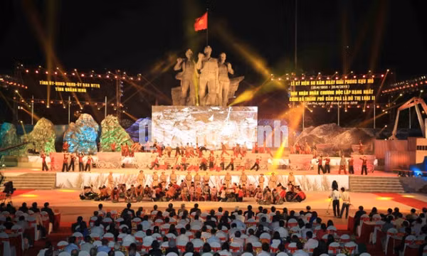 Kỷ niệm 60 năm Ngày giải phóng Khu mỏ, TP Cẩm Phả đón nhận Huân chương Độc lập hạng Nhất, tháng 4-2015