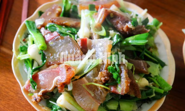 Thịt lợn gác bếp xào tỏi