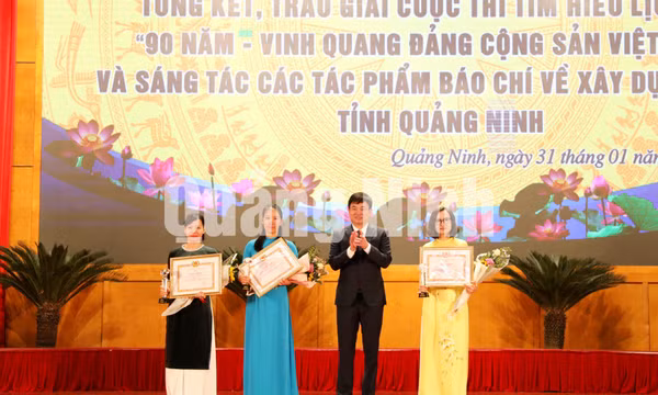 Trao giải Cuộc thi tìm hiểu "90 năm-Vinh quang Đảng cộng sản Việt Nam", tháng 1-2020