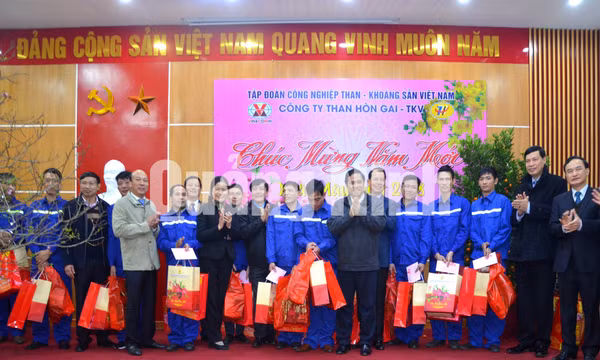 Trưởng Ban Tổ chức T.Ư Phạm Minh Chính tiễn chân thợ lò ngành Than về quê ăn Tết, tháng 2-2018