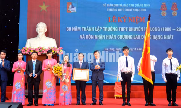 Trường THPT Chuyên Hạ Long kỷ niệm 30 năm thành lập, đón nhận Huân chương Lao động hạng Nhất, tháng 11-2020