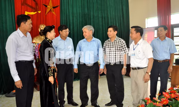 Bộ trưởng, Chủ nhiệm Ủy ban Dân tộc Đỗ Văn Chiến thăm và tặng quà đồng bào dân tộc xã Hà Lâu, tháng 8-2017