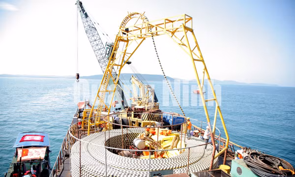 Dự án đưa điện lưới quốc gia ra đảo Trần, huyện Cô Tô, tháng 5-2020