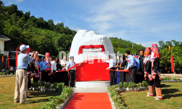 Lãnh đạo tỉnh gắn biển chào mừng Đại hội Đảng bộ tỉnh lần thứ XV, nhiệm kỳ 2020-2025, tháng 9-2020
