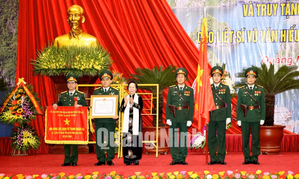 Đón nhận danh hiệu Anh hùng LLVTND cho LLVT tỉnh và liệt sỹ Vũ Văn Hiếu, tháng 12-2015