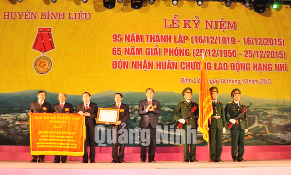 Huyện Bình Liêu kỷ niệm 95 năm ngày thành lập, 65 năm ngày giải phóng và đón nhận Huân chương Lao động hạng Nhì, tháng 12-2015