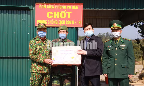 Chủ tịch UBND tỉnh Nguyễn Tường Văn thăm, chúc Tết tại một số đơn vị trên địa bàn tỉnh