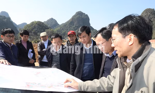 Chủ tịch UBND tỉnh Nguyễn Tường Văn kiểm tra quy hoạch 2 bên tuyến đường bao biển Hạ Long – Cẩm Phả, tháng 1-2021