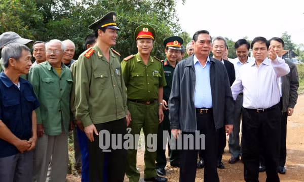 Đồng chí Lê Hồng Anh, Ủy viên Bộ Chính trị, Thường trực Ban Bí thư thăm và làm việc tại Quảng Ninh, tháng 10-2013