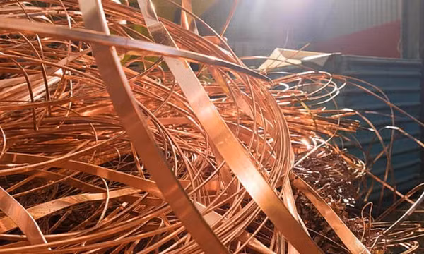 Mỹ và Anh mở rộng lệnh cấm một số mặt hàng kim loại của Nga