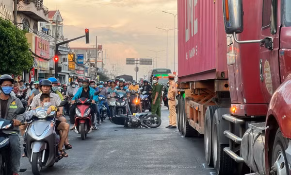Va chạm với xe container, cô gái trẻ tử vong thương tâm