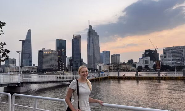 Cô giáo Mỹ gây sốt TikTok với vlog bánh mì Việt, 'cháo sườn IELTS'