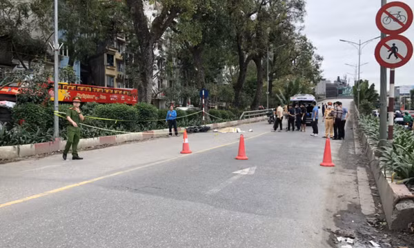Hai học sinh thương vong sau vụ tai nạn giữa xe máy điện và ô tô khách ở Hà Nội