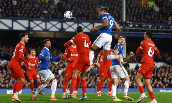 Liverpool tụt lại ở Ngoại hạng Anh