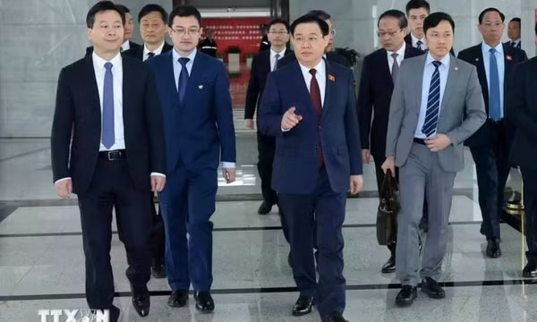 Chủ tịch Quốc hội đến thăm Khu thí điểm thương mại tự do Thượng Hải