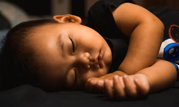 3 điều cần nhớ khi chăm con sốt tại nhà