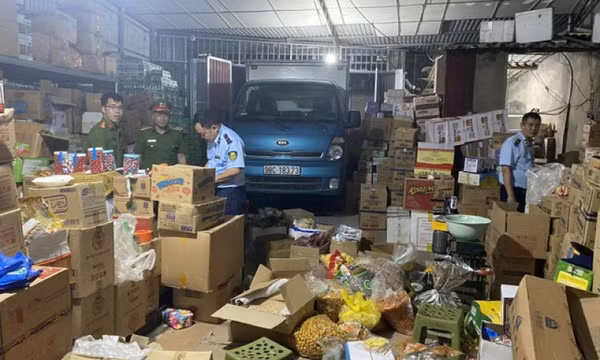 Phát hiện hàng nghìn chiếc chân gà không rõ nguồn gốc