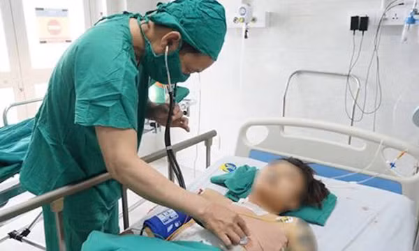 Cứu sống nam sinh ở Quảng Bình bị bạn đâm thủng thận