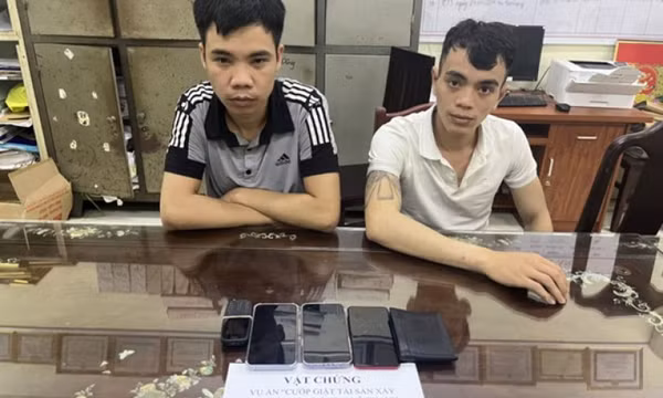 Bắt giữ 2 thanh niên vào cửa hàng điện thoại vờ mua rồi cướp