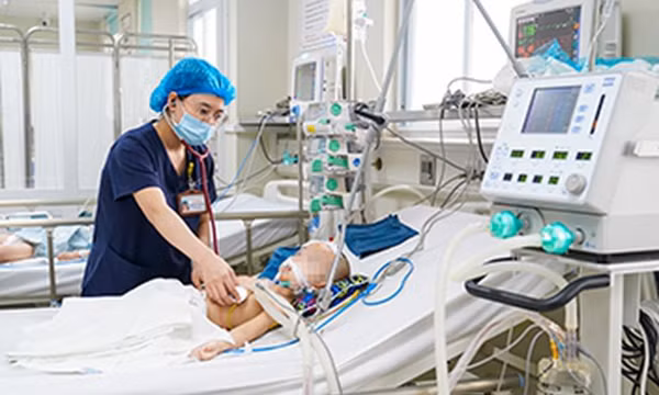 Bé 3 tuổi ngộ độc chì nguy kịch do uống thuốc nam