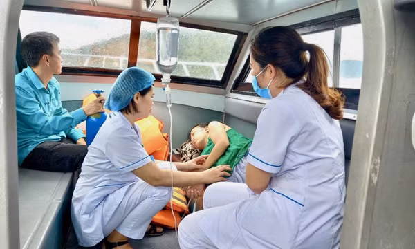 Đỡ đẻ thành công cho sản phụ ngay trên xuồng cấp cứu từ đảo vào đất liền