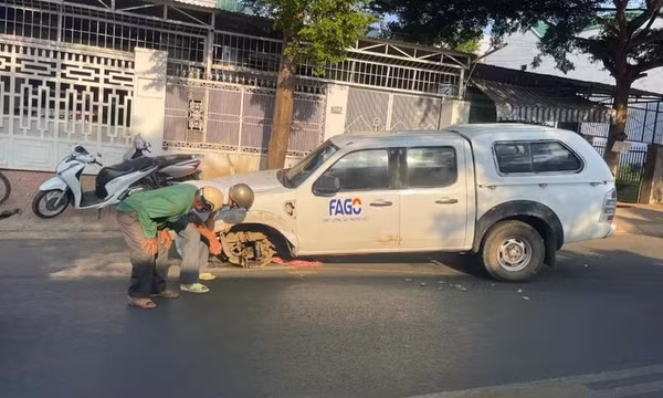 Ô tô tông nữ lao công đang quét rác nhập viện