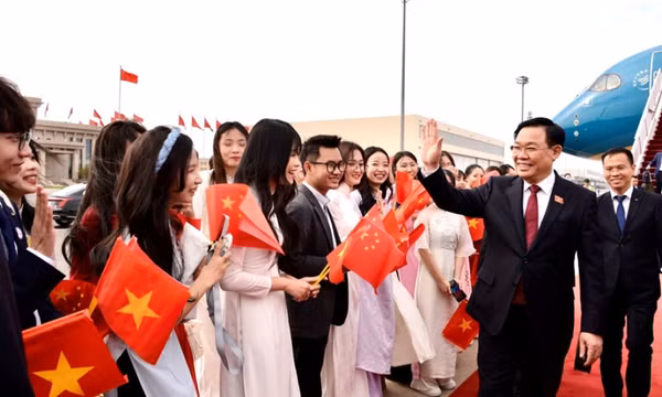 Chủ tịch Quốc hội Vương Đình Huệ đến Bắc Kinh, bắt đầu thăm chính thức nước Cộng hòa nhân dân Trung Hoa