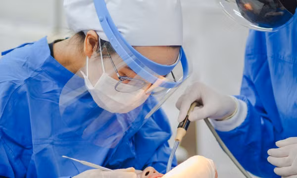 Bị mòn răng do uống nước uống thể thao, nước cam... không đúng cách