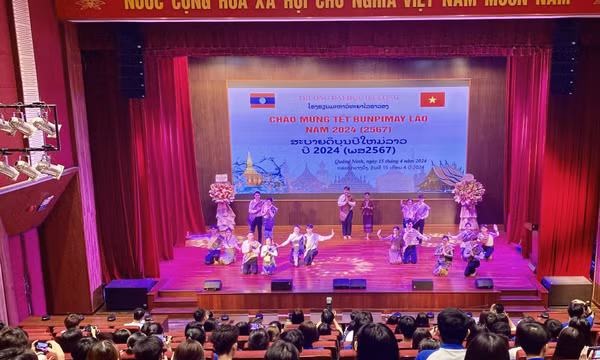 Đại học Hạ Long tổ chức đón Tết Bunpimay cho Lưu học sinh Lào năm 2024  