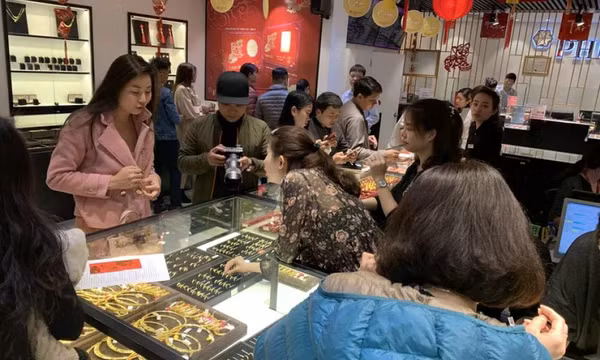 Giá vàng SJC "chạy một mạch" lên ngưỡng 84,4 triệu đồng mỗi lượng