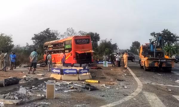 Hai xe giường nằm tông nhau, 1 người chết, nhiều người bị thương
