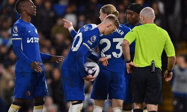 Tranh nhau đá phạt đền, cầu thủ Chelsea xô xát trên sân