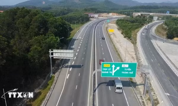Nhiệt độ mặt đường cao tốc Cam Lộ-La Sơn lên tới 63 độ C khiến 12 xe bị vỡ lốp